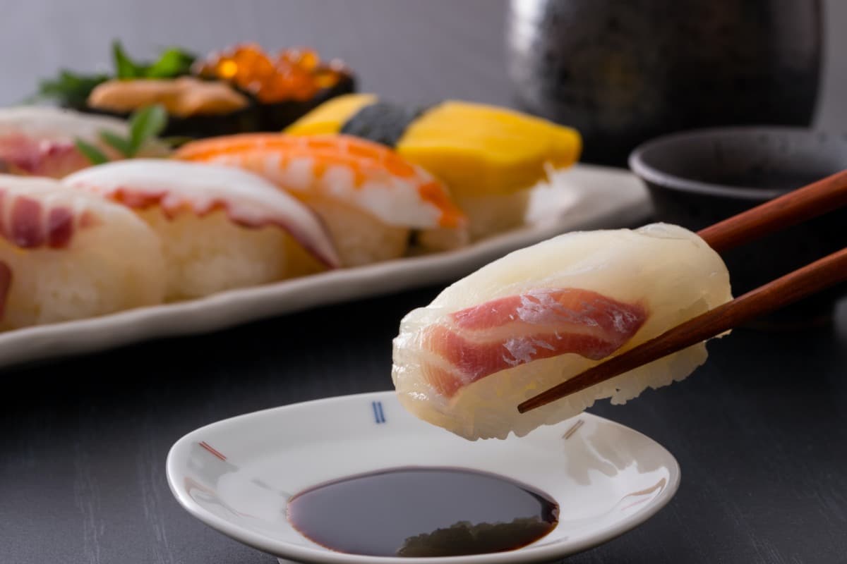 壽司沾醬油到底哪邊該朝下?吃「日料」5大用餐NG行為,算算你做錯幾個 壽司沾醬油到底哪邊該朝下?吃「日料」5大用餐NG行為,算算你做錯幾個