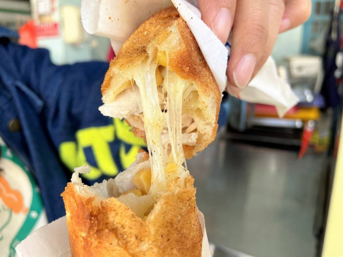 沒吃別說你去過!小琉球5大特色美食:琉球炸粿、柴燒桑葚冰、超萌海龜燒 想吃先預訂!小琉球「隱藏版起司捲」給料不手軟,現撈鮪魚+牽絲起司一吃上癮