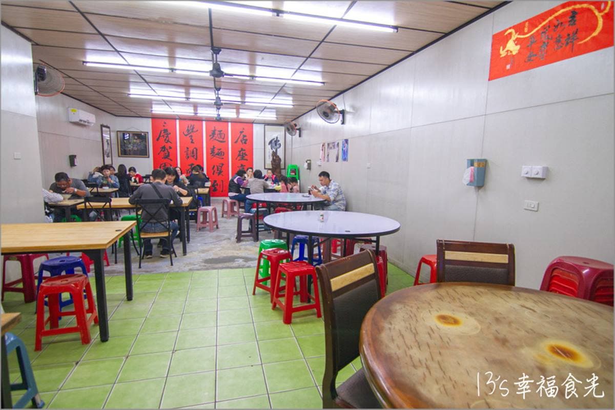 2000多則好評!花蓮「人氣乾麵」堆滿肉片、餛飩,煙燻滷味中午就完售 2000多則好評!花蓮「人氣乾麵」堆滿肉片、餛飩,煙燻滷味中午就完售