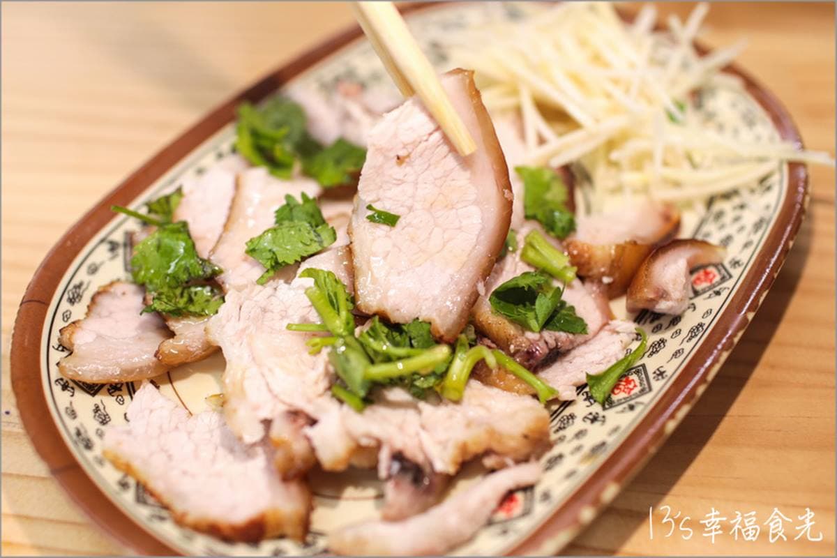 2000多則好評!花蓮「人氣乾麵」堆滿肉片、餛飩,煙燻滷味中午就完售 2000多則好評!花蓮「人氣乾麵」堆滿肉片、餛飩,煙燻滷味中午就完售
