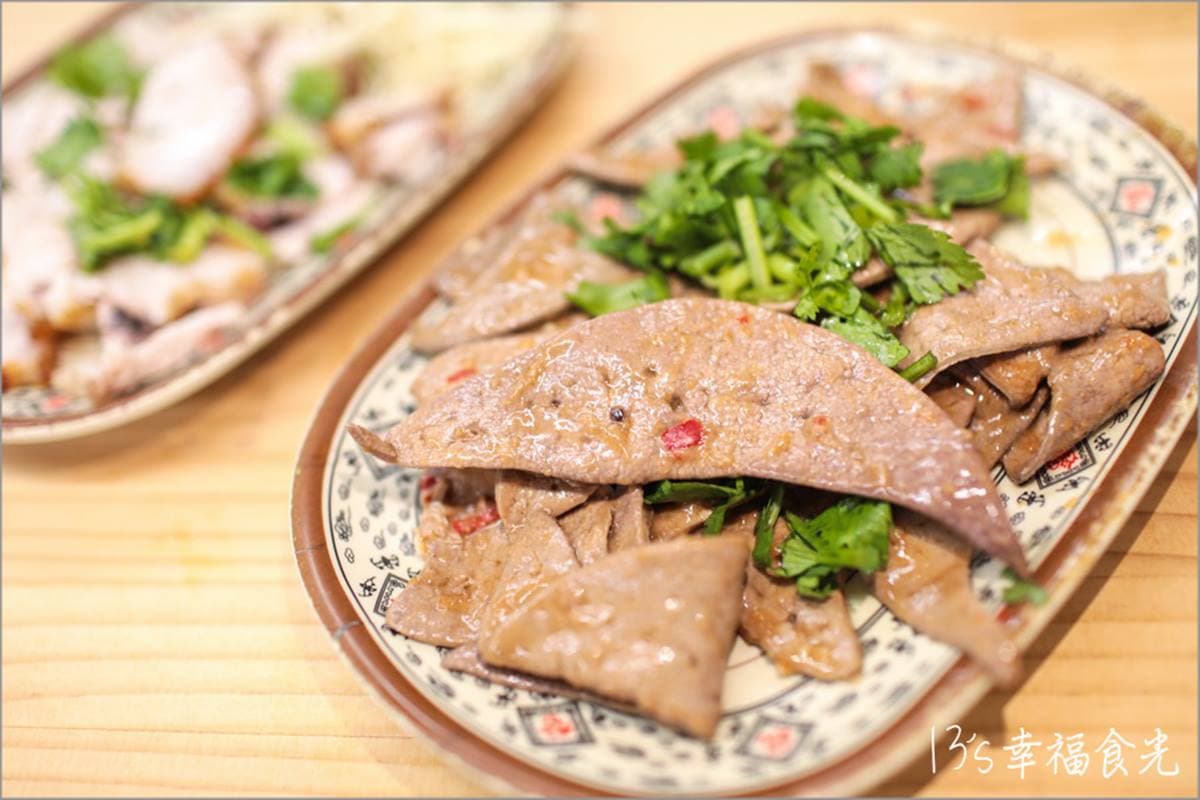 2000多則好評!花蓮「人氣乾麵」堆滿肉片、餛飩,煙燻滷味中午就完售 2000多則好評!花蓮「人氣乾麵」堆滿肉片、餛飩,煙燻滷味中午就完售