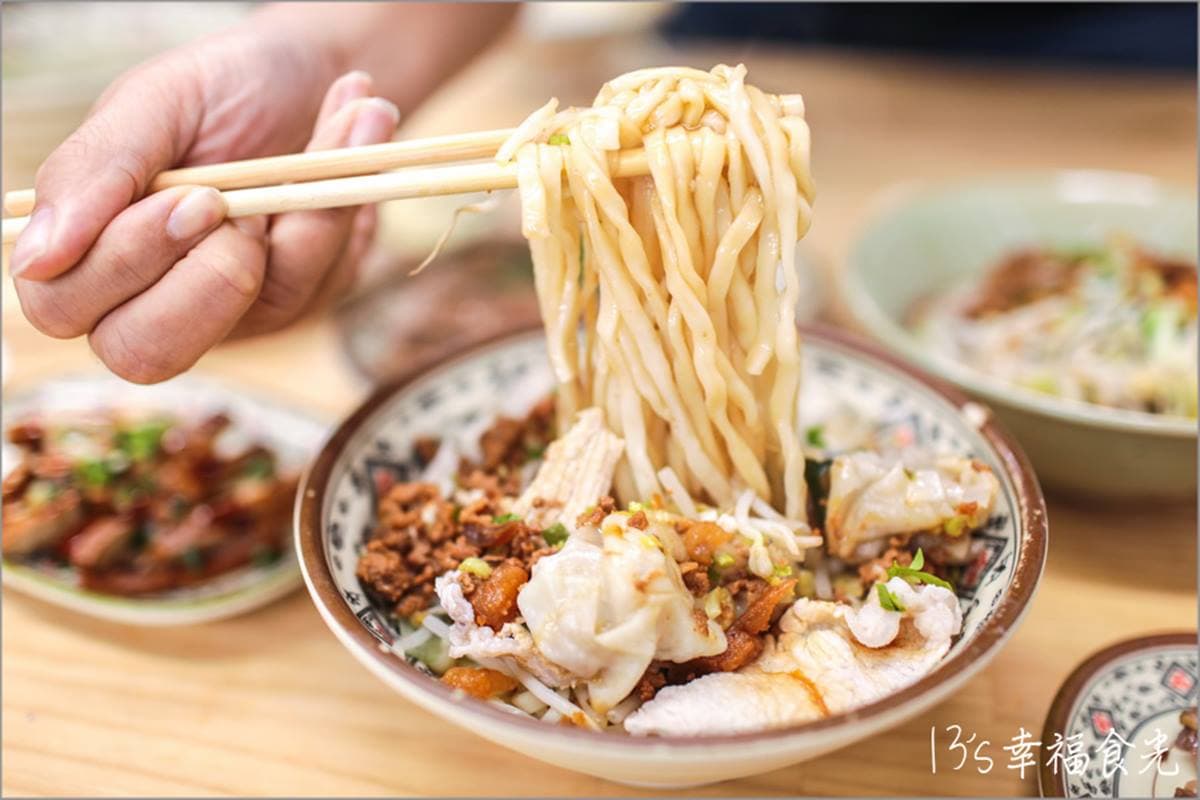 2000多則好評!花蓮「人氣乾麵」堆滿肉片、餛飩,煙燻滷味中午就完售 2000多則好評!花蓮「人氣乾麵」堆滿肉片、餛飩,煙燻滷味中午就完售