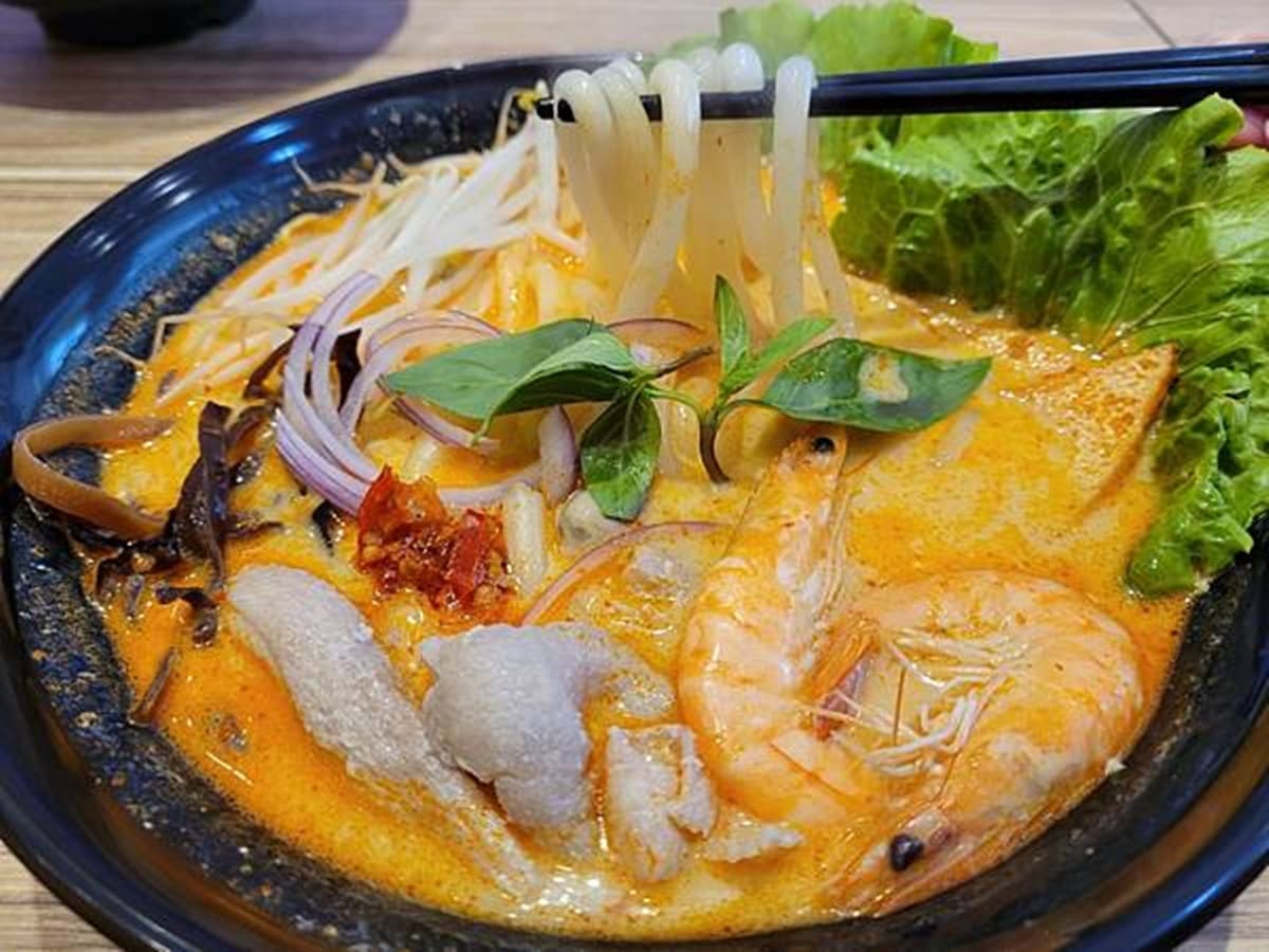 打卡免費送吐司!「南洋鍋燒意麵」擺滿海鮮超霸氣,叻沙米苔目酸辣開胃 打卡免費送吐司!「南洋鍋燒意麵」擺滿海鮮超霸氣,叻沙米苔目酸辣開胃