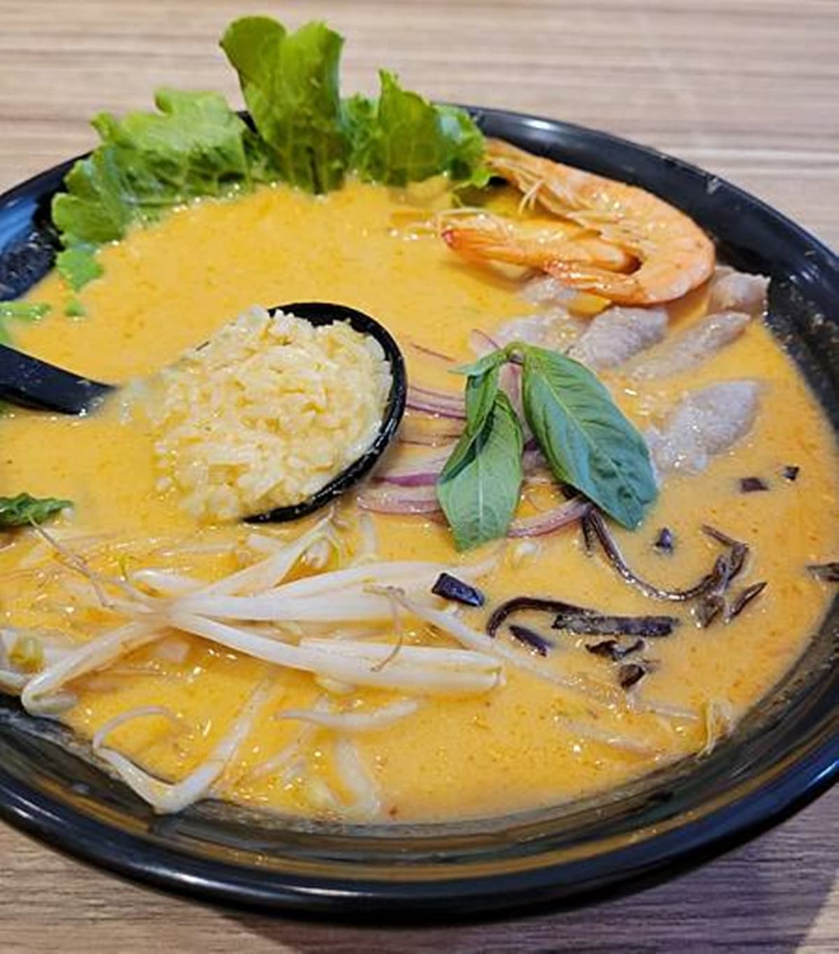 打卡免費送吐司!「南洋鍋燒意麵」擺滿海鮮超霸氣,叻沙米苔目酸辣開胃 打卡免費送吐司!「南洋鍋燒意麵」擺滿海鮮超霸氣,叻沙米苔目酸辣開胃