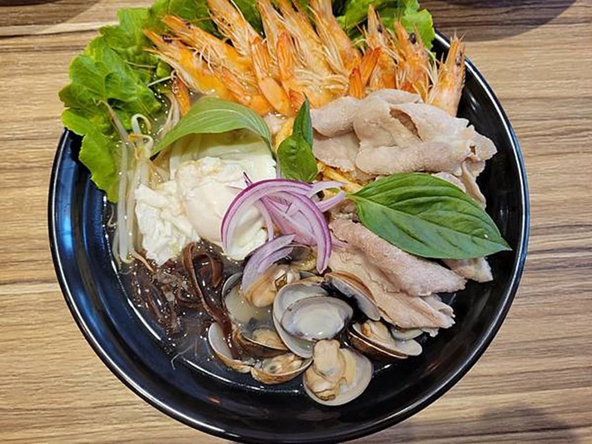 打卡免費送吐司!「南洋鍋燒意麵」擺滿海鮮超霸氣,叻沙米苔目酸辣開胃 打卡免費送吐司!「南洋鍋燒意麵」擺滿海鮮超霸氣,叻沙米苔目酸辣開胃