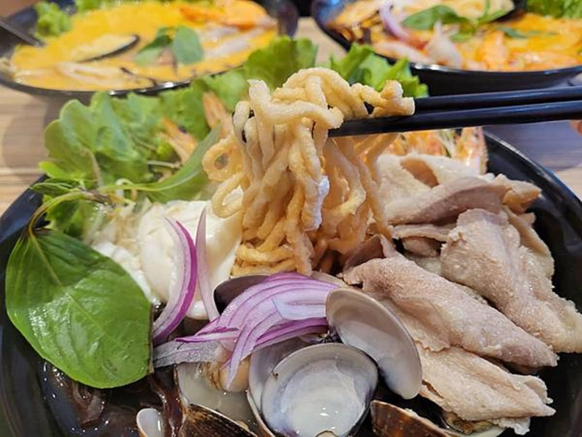 打卡免費送吐司!「南洋鍋燒意麵」擺滿海鮮超霸氣,叻沙米苔目酸辣開胃 打卡免費送吐司!「南洋鍋燒意麵」擺滿海鮮超霸氣,叻沙米苔目酸辣開胃