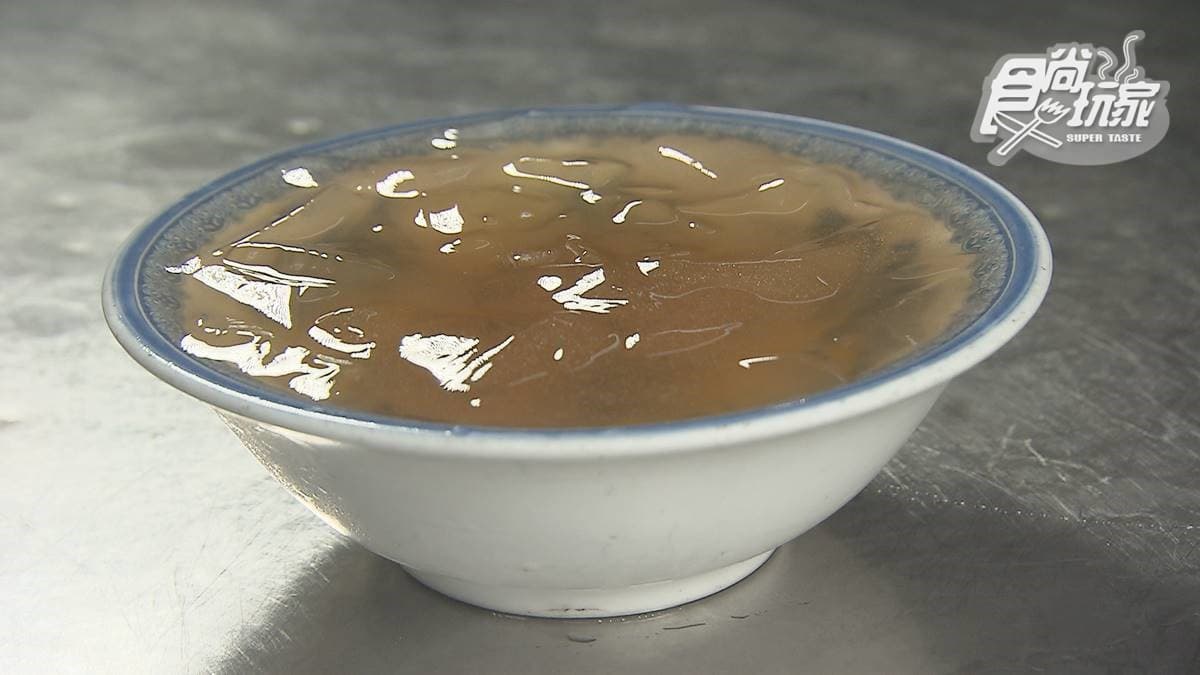 屏東夜市百年冰店!「古早味愛玉冰」超消暑,純手工製作口感滑嫩