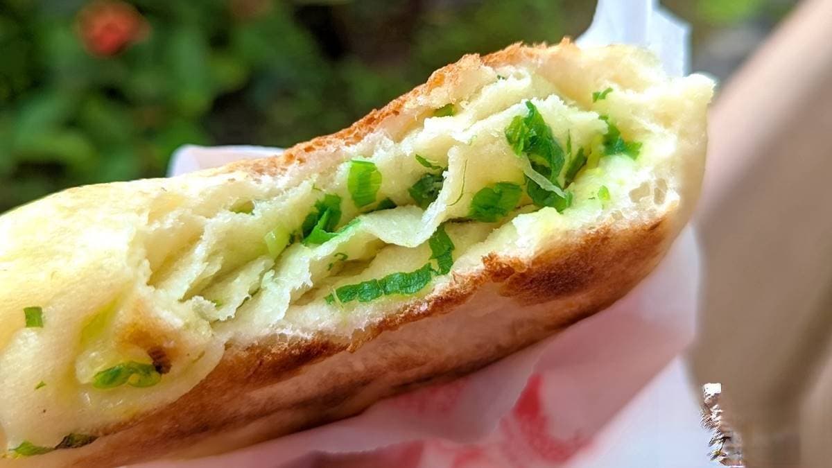 排隊人潮沒斷過!台北4.3星「銅板餡餅」最低30元,現煎滿料韭菜餅多汁又唰嘴 排隊人潮沒斷過!台北4.3星「銅板餡餅」最低30元,現煎滿料韭菜餅多汁又唰嘴