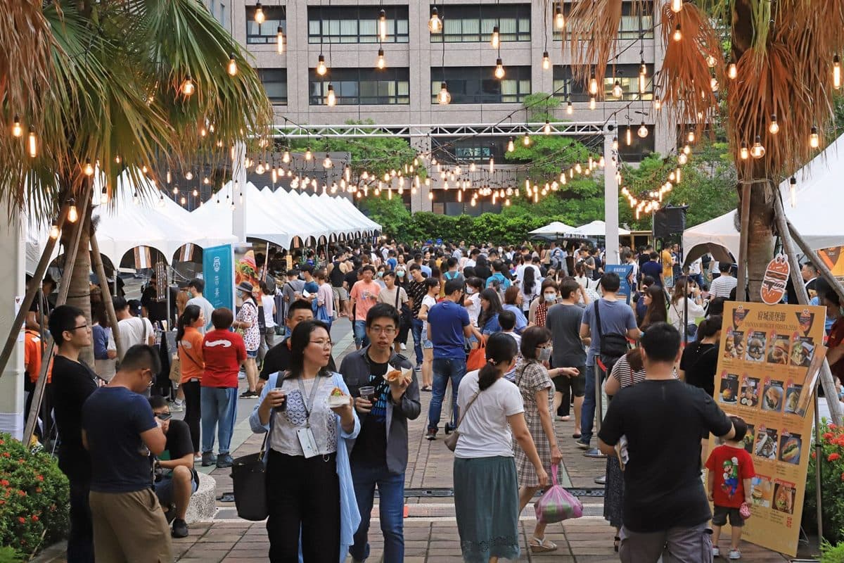 不只殭屍展!台南「府城漢堡節」50種口味吃到爽,必拍「整片金箔」A5和牛堡 不只殭屍展!台南「府城漢堡節」50種口味吃到爽,必拍「整片金箔」A5和牛堡
