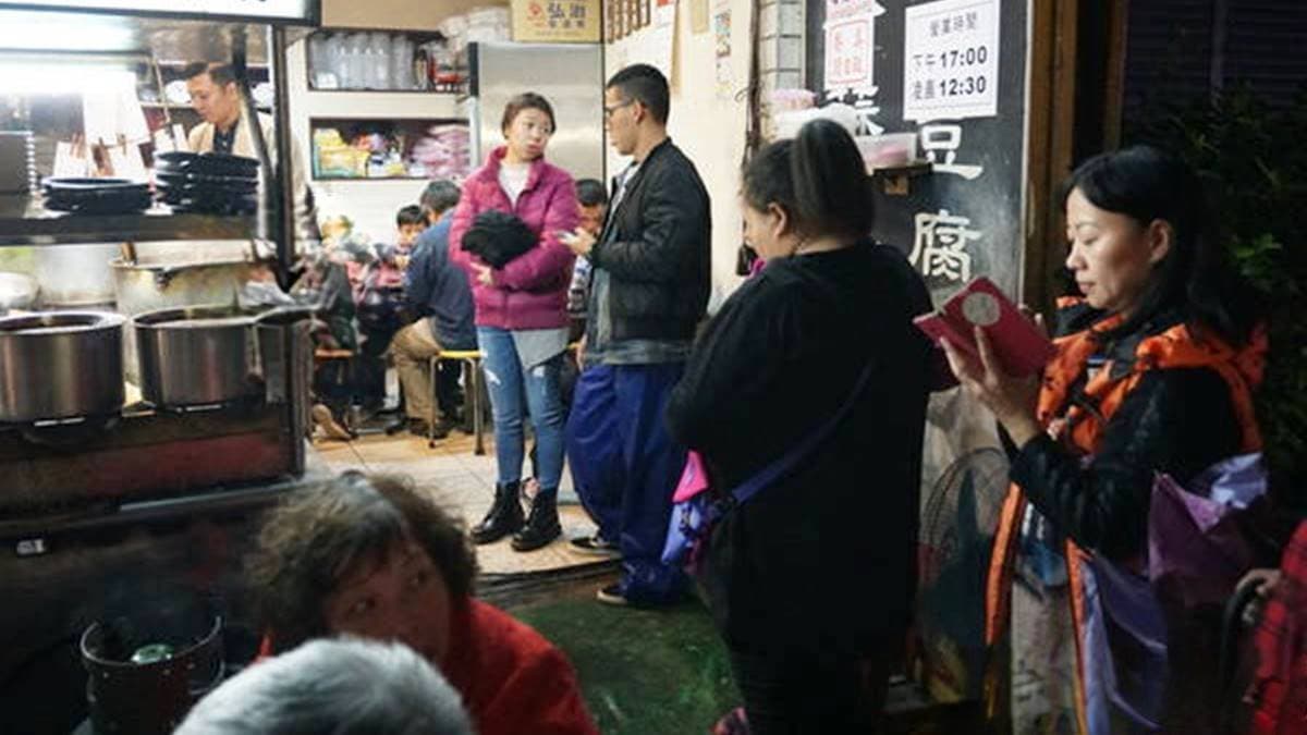 在地人宵夜首選!「當歸羊肉湯」肉量驚人只要80元,酥到爆臭豆腐內行必點 在地人宵夜首選!「當歸羊肉湯」肉量驚人只要80元,酥到爆臭豆腐內行必點