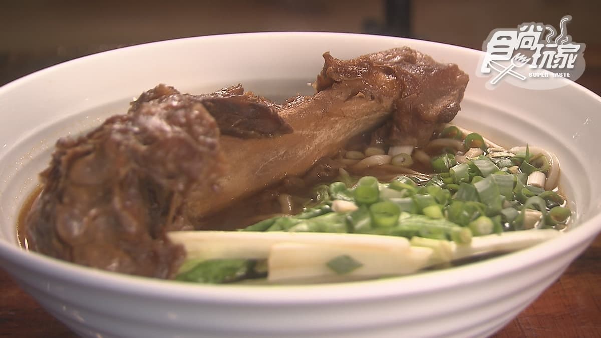 一手拿不住!「霸氣大骨麵」爽嗑整隻帶筋豬大骨,蔬菜湯頭熬煮8小時超入味