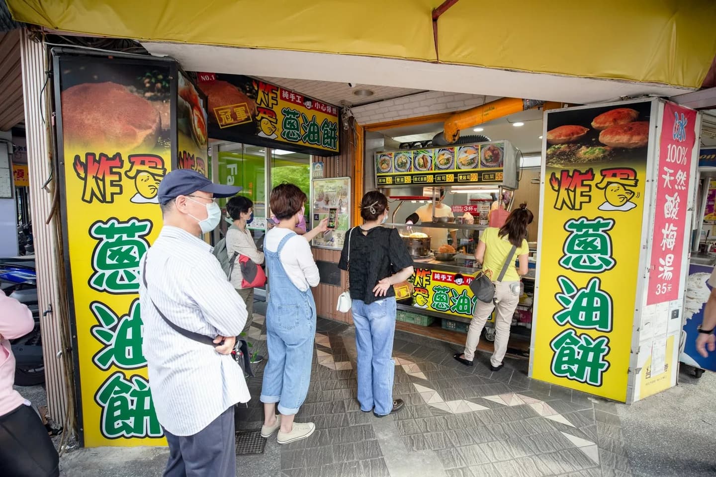 北投最好吃炸彈蔥油餅!「膨脹餅皮+半熟蛋」一咬爆漿,內行人直接買3份 北投最好吃炸彈蔥油餅!「膨脹餅皮+半熟蛋」一咬爆漿,內行人直接買3份