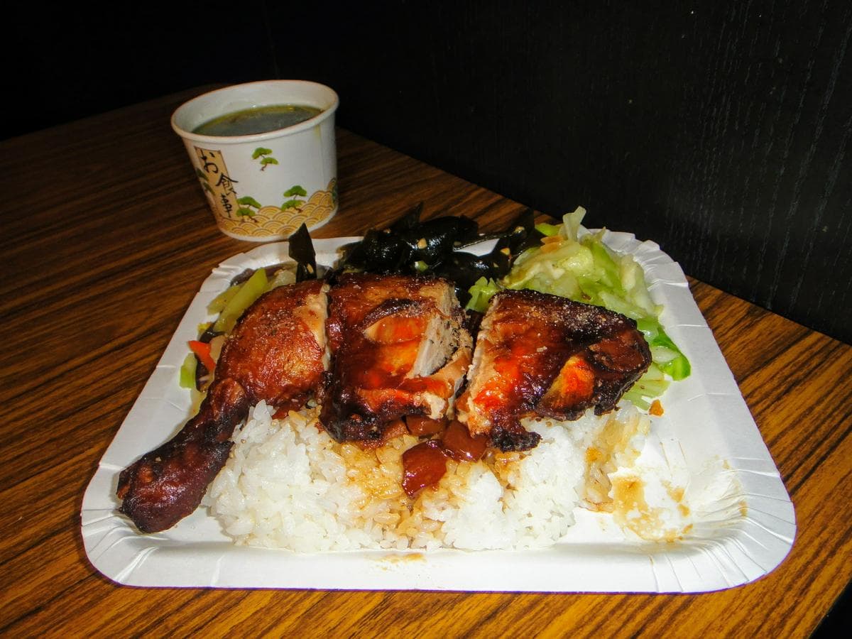 超邪惡滷肉飯!老饕最愛「祕製排骨」鹹香多汁,炸雞腿先滷後炸入口爆汁 超邪惡滷肉飯!老饕最愛「祕製排骨」鹹香多汁,炸雞腿先滷後炸入口爆汁