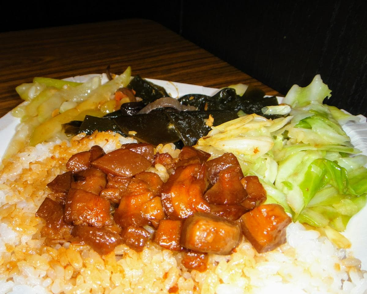 超邪惡滷肉飯!老饕最愛「祕製排骨」鹹香多汁,炸雞腿先滷後炸入口爆汁 超邪惡滷肉飯!老饕最愛「祕製排骨」鹹香多汁,炸雞腿先滷後炸入口爆汁