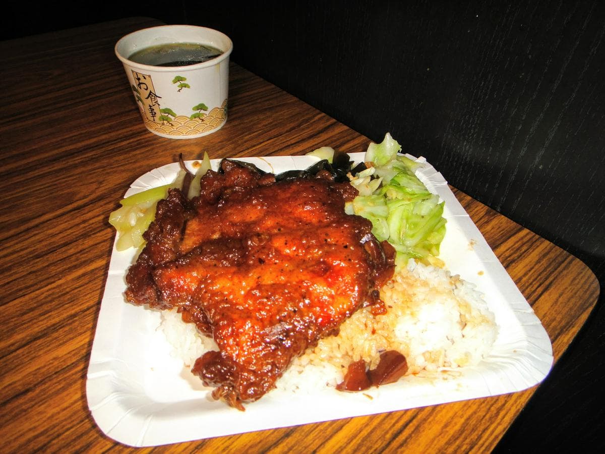 超邪惡滷肉飯!老饕最愛「祕製排骨」鹹香多汁,炸雞腿先滷後炸入口爆汁 超邪惡滷肉飯!老饕最愛「祕製排骨」鹹香多汁,炸雞腿先滷後炸入口爆汁