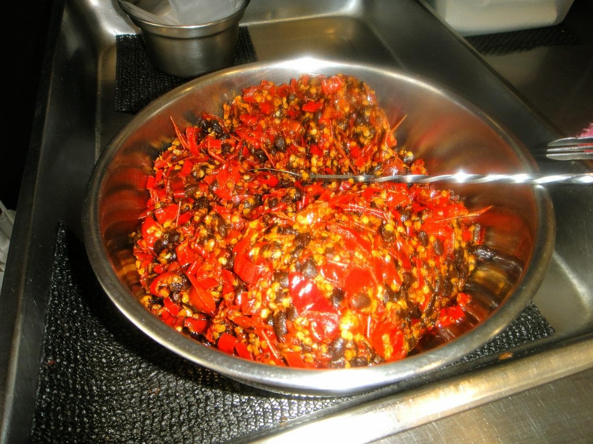 超邪惡滷肉飯!老饕最愛「祕製排骨」鹹香多汁,炸雞腿先滷後炸入口爆汁 超邪惡滷肉飯!老饕最愛「祕製排骨」鹹香多汁,炸雞腿先滷後炸入口爆汁