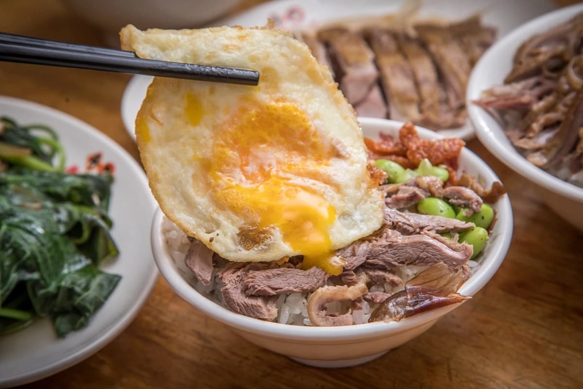 樹林人宵夜首選!4.4星「爆量鴨腿飯」只要80元,「當歸鴨麵線」還能免費續湯 樹林人宵夜首選!4.4星「爆量鴨腿飯」只要80元,「當歸鴨麵線」還能免費續湯