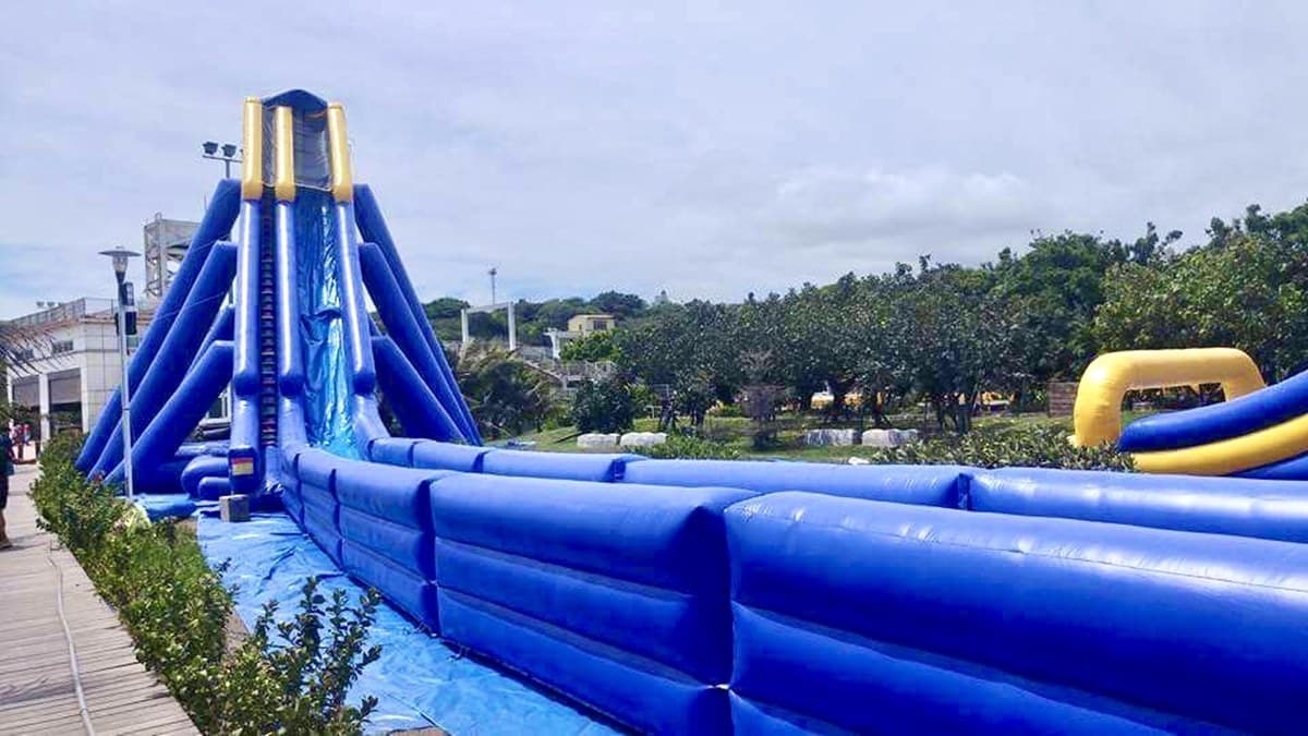 超大型「氣墊樂園」暑假免費玩!65公尺滑水道玩到斷電,再拍南台灣最大沙雕 超大型「氣墊樂園」暑假免費玩!65公尺滑水道玩到斷電,再拍南台灣最大沙雕