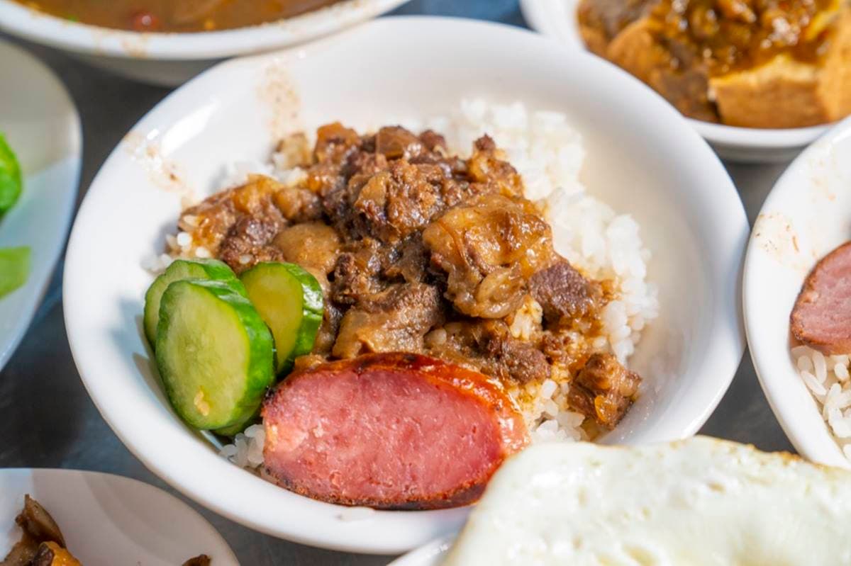 在地人激推!隱藏版「牛肉燥飯+半熟蛋」一吃上癮,老饕必點唰嘴牛肉湯 在地人激推!隱藏版「牛肉燥飯+半熟蛋」一吃上癮,老饕必點唰嘴牛肉湯