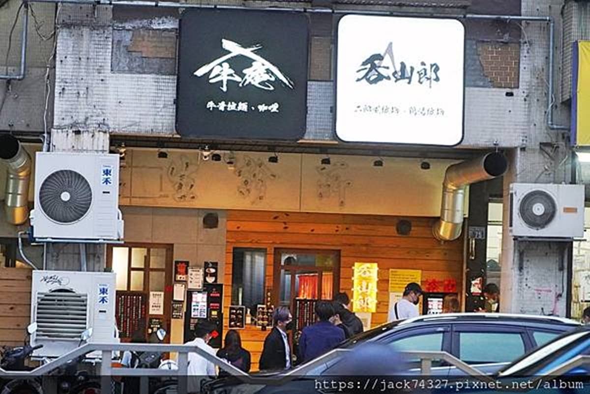 還沒營業就排爆!台中「爆量系拉麵」疊滿厚叉燒+蔬菜塔,口味還能客製化 還沒營業就排爆!台中「爆量系拉麵」疊滿厚叉燒+蔬菜塔,口味還能客製化