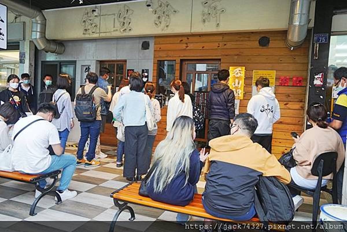 還沒營業就排爆!台中「爆量系拉麵」疊滿厚叉燒+蔬菜塔,口味還能客製化 還沒營業就排爆!台中「爆量系拉麵」疊滿厚叉燒+蔬菜塔,口味還能客製化