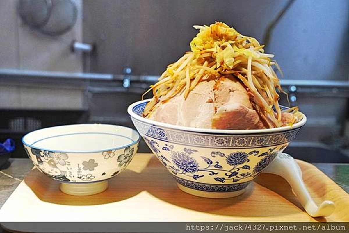 還沒營業就排爆!台中「爆量系拉麵」疊滿厚叉燒+蔬菜塔,口味還能客製化 還沒營業就排爆!台中「爆量系拉麵」疊滿厚叉燒+蔬菜塔,口味還能客製化