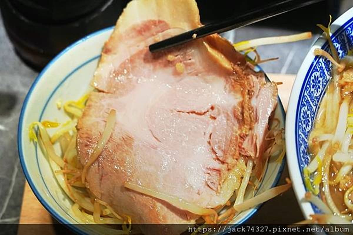 還沒營業就排爆!台中「爆量系拉麵」疊滿厚叉燒+蔬菜塔,口味還能客製化 還沒營業就排爆!台中「爆量系拉麵」疊滿厚叉燒+蔬菜塔,口味還能客製化