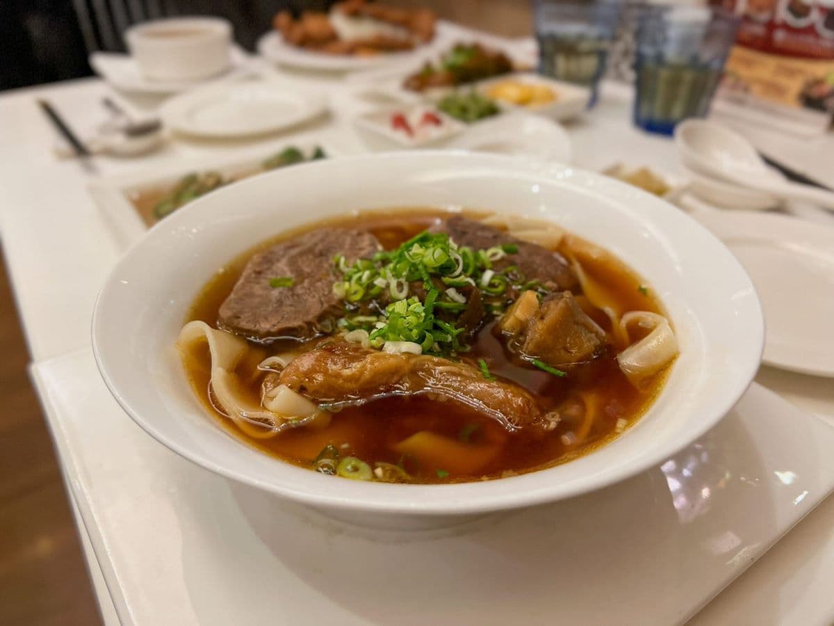 連獲3屆必比登!「頂級牛肉麵」牛骨熬湯8小時,還能爽嗑1公分厚腱心肉 連獲3屆必比登!「頂級牛肉麵」牛骨熬湯8小時,還能爽嗑1公分厚腱心肉