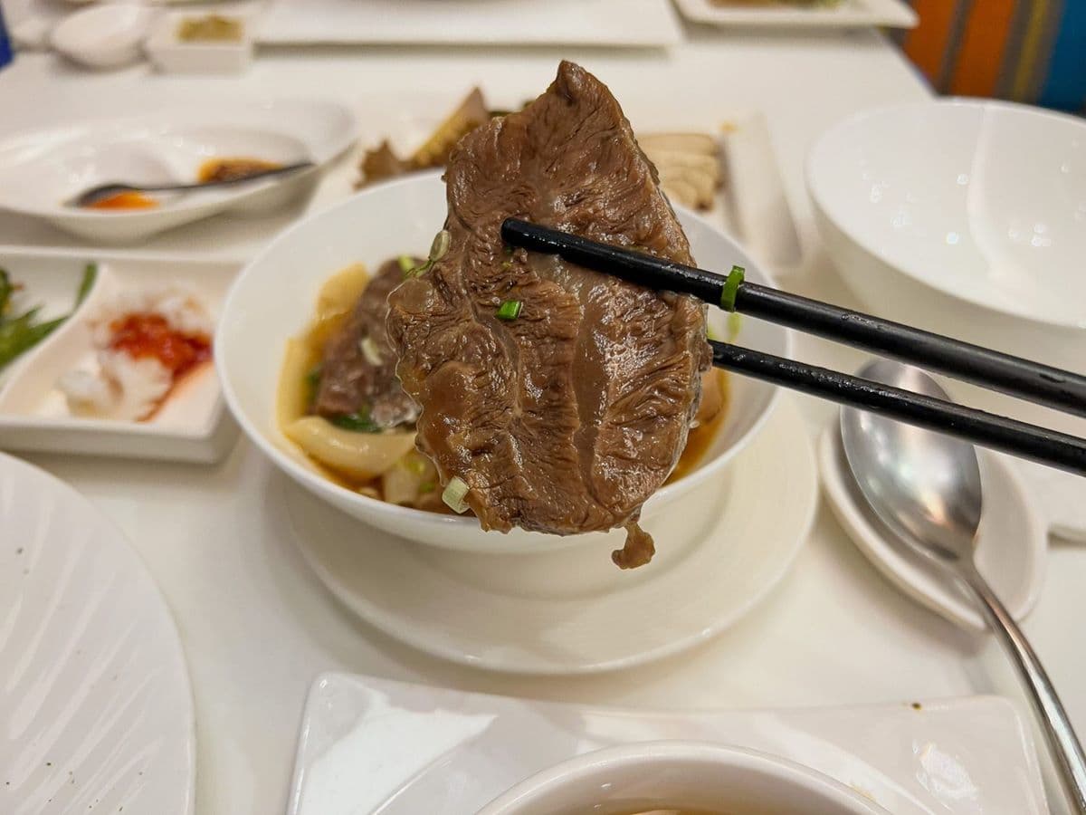連獲3屆必比登!「頂級牛肉麵」牛骨熬湯8小時,還能爽嗑1公分厚腱心肉 連獲3屆必比登!「頂級牛肉麵」牛骨熬湯8小時,還能爽嗑1公分厚腱心肉