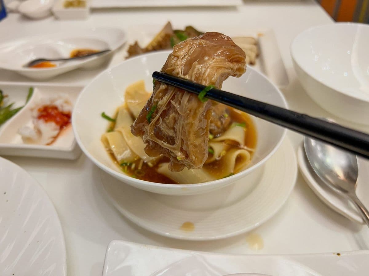 連獲3屆必比登!「頂級牛肉麵」牛骨熬湯8小時,還能爽嗑1公分厚腱心肉 連獲3屆必比登!「頂級牛肉麵」牛骨熬湯8小時,還能爽嗑1公分厚腱心肉