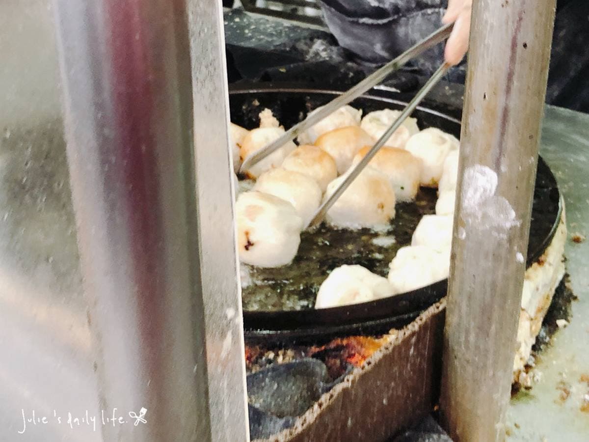 1顆僅6元!三重「銅板水煎包」金黃外皮超酥脆,內行一次直接買20個 1顆僅6元!三重「銅板水煎包」金黃外皮超酥脆,內行一次直接買20個