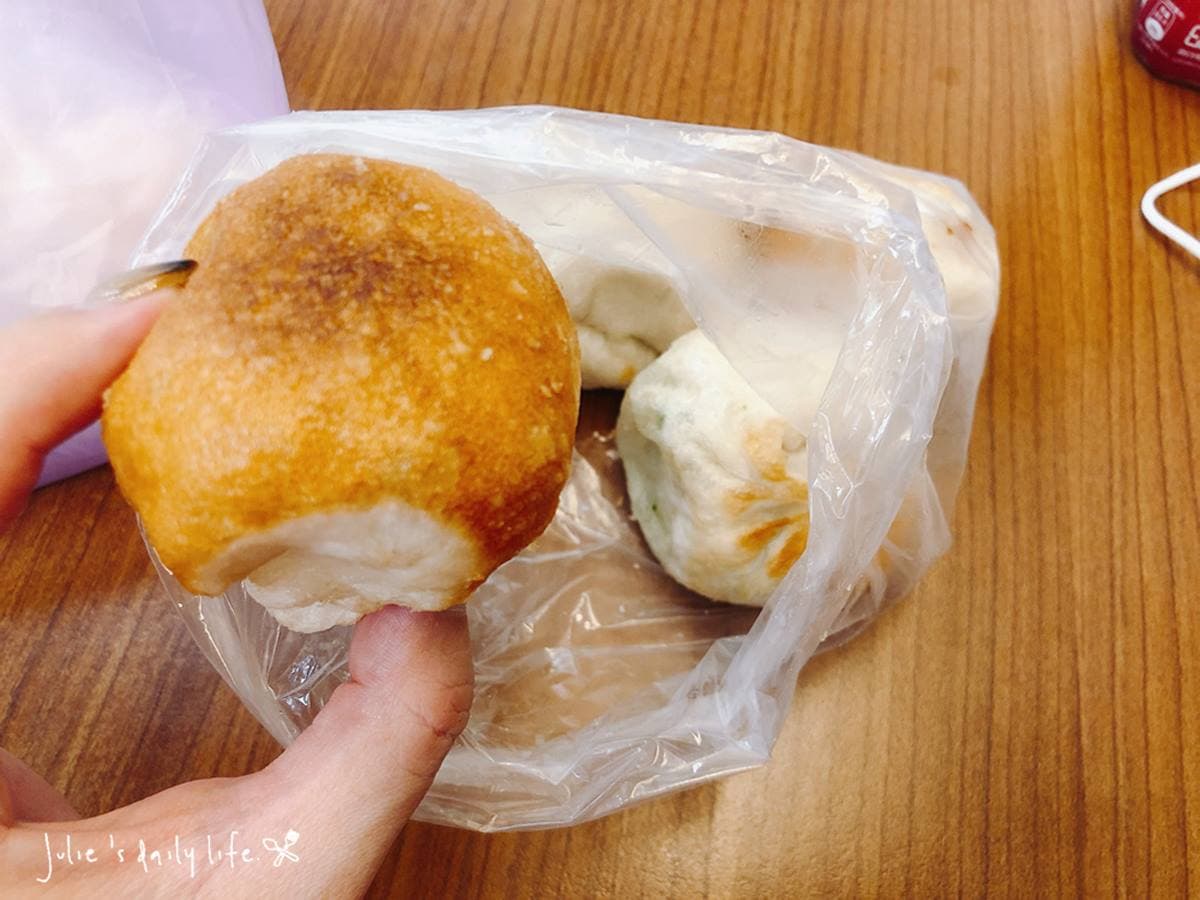 1顆僅6元!三重「銅板水煎包」金黃外皮超酥脆,內行一次直接買20個 1顆僅6元!三重「銅板水煎包」金黃外皮超酥脆,內行一次直接買20個