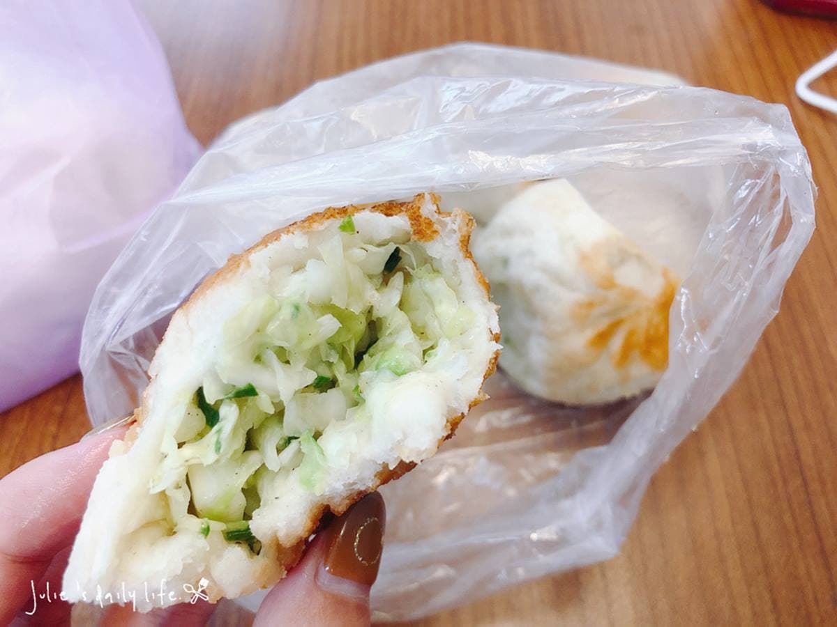 1顆僅6元!三重「銅板水煎包」金黃外皮超酥脆,內行一次直接買20個 1顆僅6元!三重「銅板水煎包」金黃外皮超酥脆,內行一次直接買20個