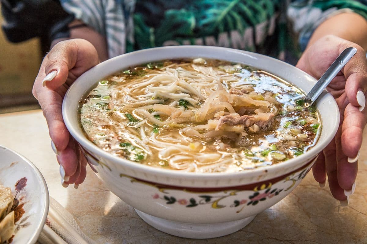 只賣這一味暴紅!60年「榨菜肉絲麵」大碗公裝僅80元,爆量細Q麵飽到天靈蓋 只賣這一味暴紅!60年「榨菜肉絲麵」大碗公裝僅80元,爆量細Q麵飽到天靈蓋