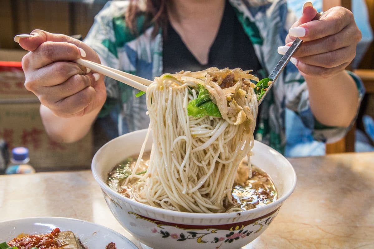只賣這一味暴紅!60年「榨菜肉絲麵」大碗公裝僅80元,爆量細Q麵飽到天靈蓋 只賣這一味暴紅!60年「榨菜肉絲麵」大碗公裝僅80元,爆量細Q麵飽到天靈蓋