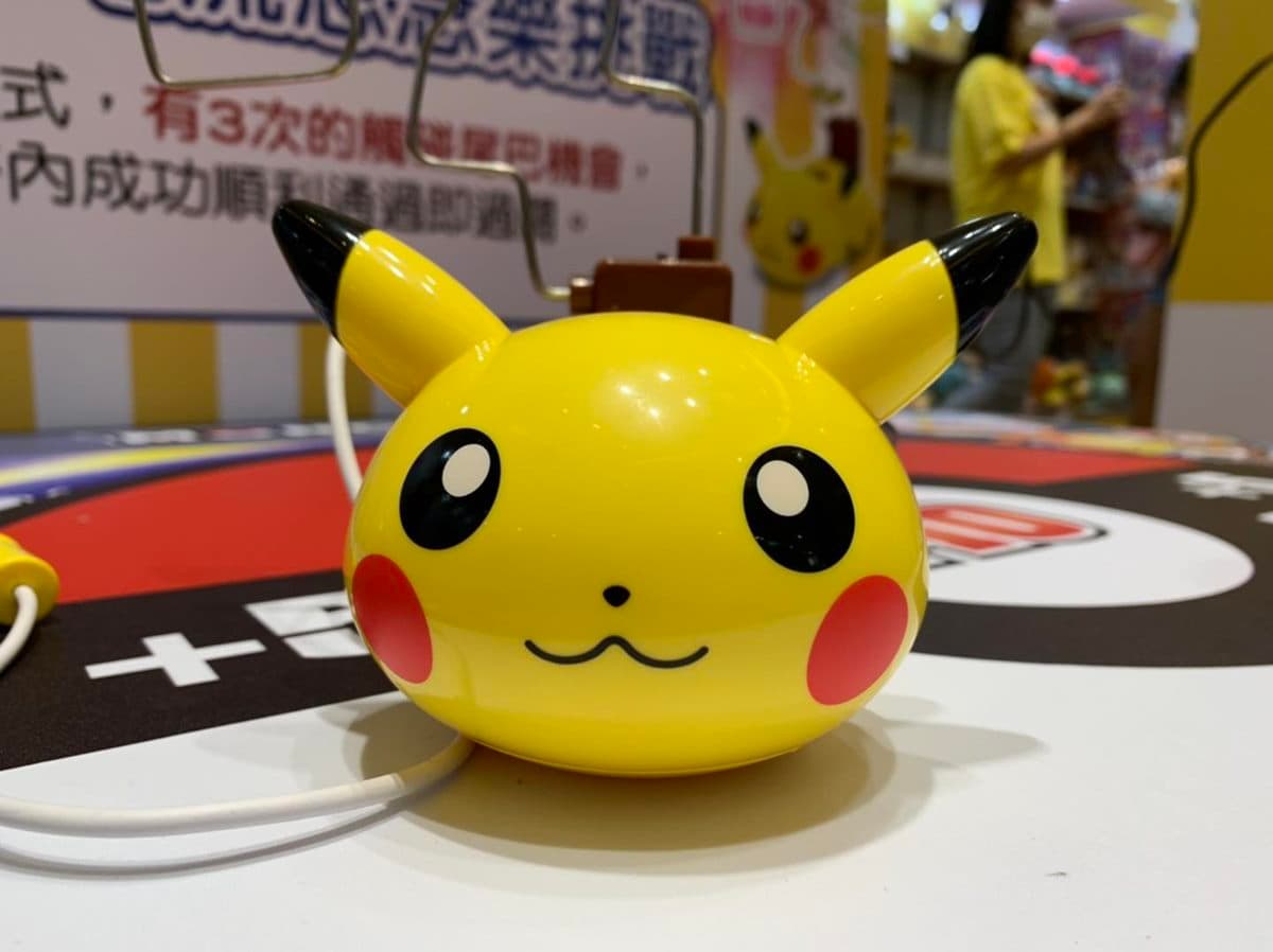 整排「會唱歌皮卡丘」必拍!寶可夢25週年快閃店開逛,免費拿頭套、寶可夢球 整排「會唱歌皮卡丘」必拍!寶可夢25週年快閃店開逛,免費拿頭套、寶可夢球