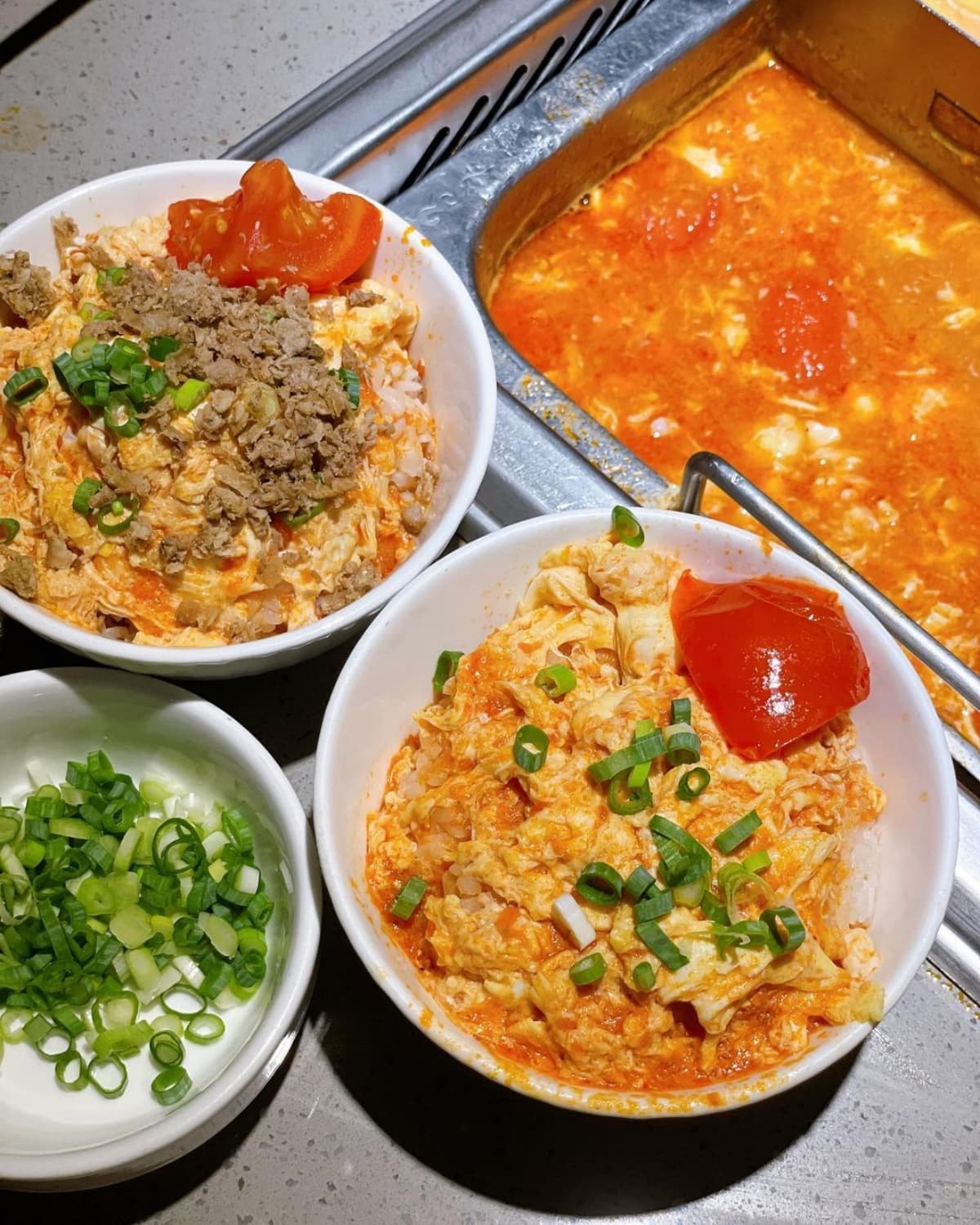 「海底撈」隱藏吃法再+1!台版偷飯賊「蔥花牛肉番茄炒蛋」,3步驟輕鬆完成 「海底撈」隱藏吃法再+1!台版偷飯賊「蔥花牛肉番茄炒蛋」,3步驟輕鬆完成