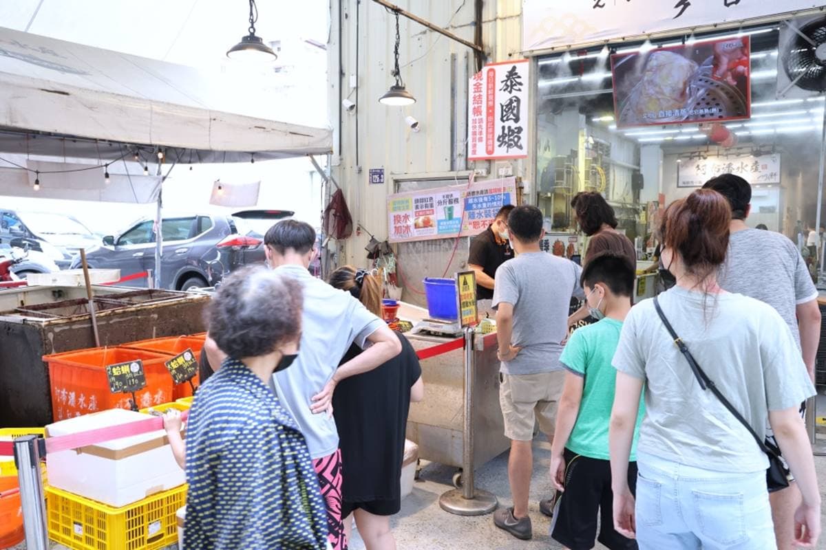 網推台中築地市場!直送「生食生蠔、龍蝦」近百種海鮮,內行直接帶水桶裝 網推台中築地市場!直送「生食生蠔、龍蝦」近百種海鮮,內行直接帶水桶裝