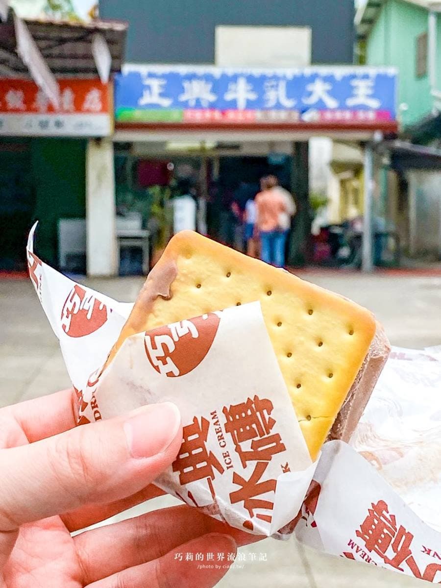 網推排隊冰品!40年老店「古早味冰磚」1個35元,餅乾夾厚切冰淇淋+葡萄乾 網推排隊冰品!40年老店「古早味冰磚」1個35元,餅乾夾厚切冰淇淋+葡萄乾