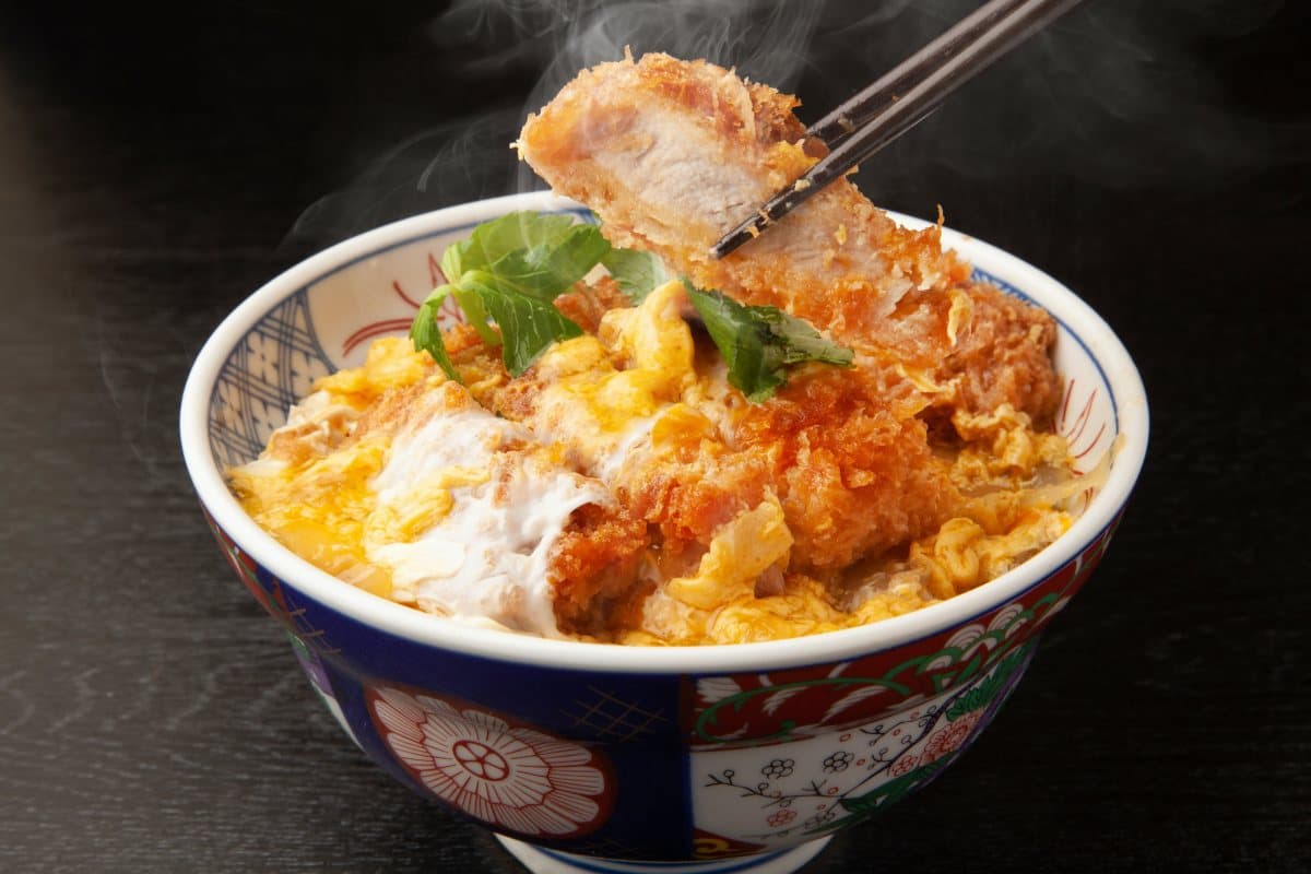「丼」飯到底怎麼唸?正確發音曝光,9成人唸「ㄉㄨㄥˋ」錯好多年