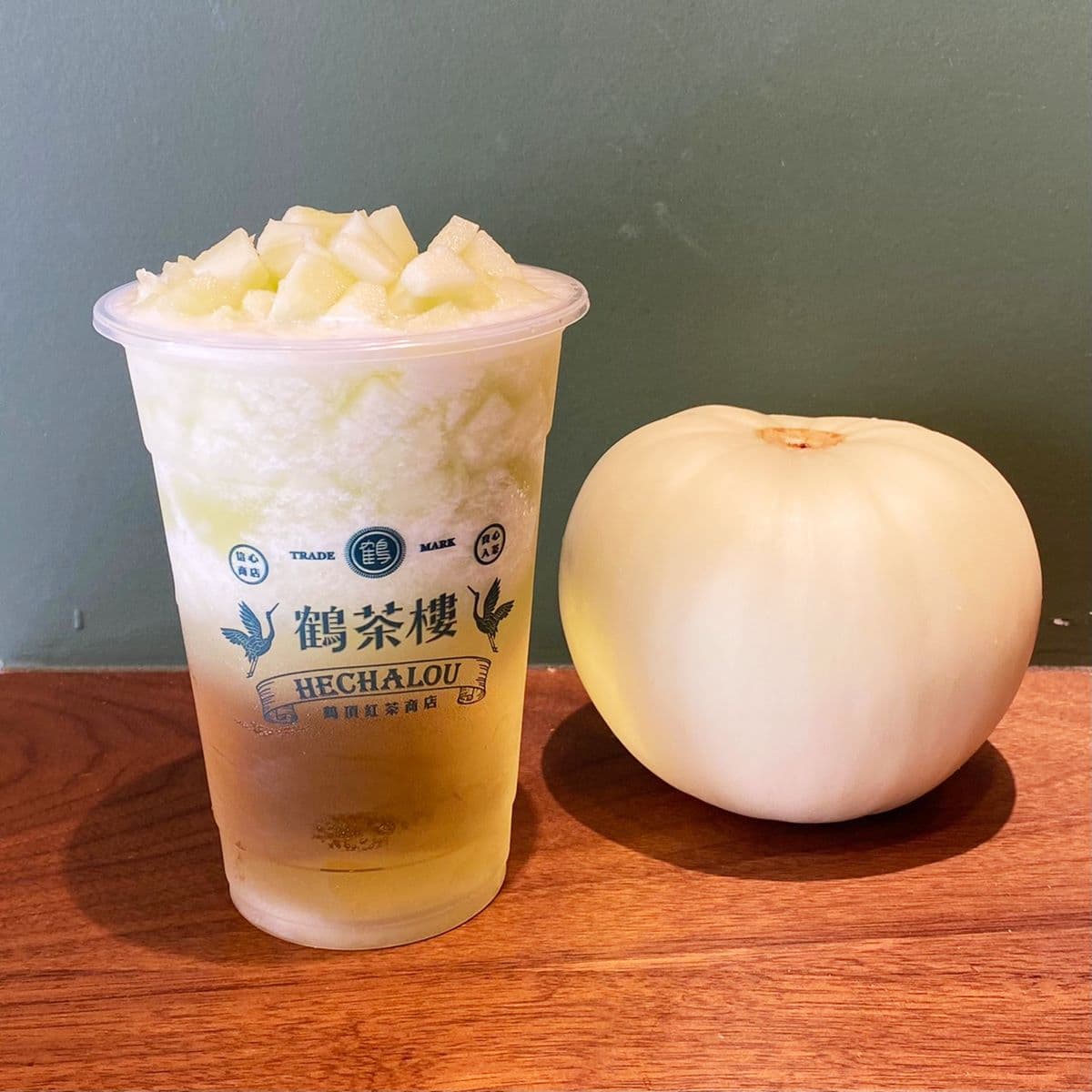鶴茶樓「香瓜金萱」回歸!每一口都有果肉,大苑子青森蘋果、柑橘飲同步開喝 鶴茶樓「香瓜金萱」回歸!每一口都有果肉,大苑子青森蘋果、柑橘飲同步開喝