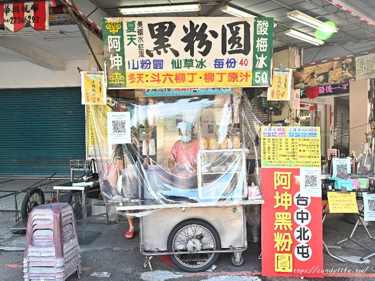 喝1袋就飽!「台中最大顆粉圓」巨大袋裝超豪邁,內行用特製粗吸管吸 喝1袋就飽!「台中最大顆粉圓」巨大袋裝超豪邁,內行用特製粗吸管吸