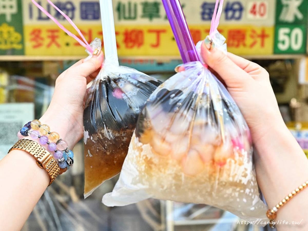 喝1袋就飽!「台中最大顆粉圓」巨大袋裝超豪邁,內行用特製粗吸管吸 喝1袋就飽!「台中最大顆粉圓」巨大袋裝超豪邁,內行用特製粗吸管吸