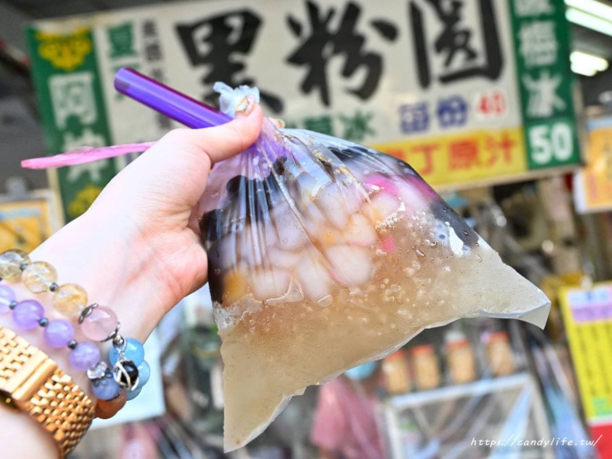 喝1袋就飽!「台中最大顆粉圓」巨大袋裝超豪邁,內行用特製粗吸管吸 喝1袋就飽!「台中最大顆粉圓」巨大袋裝超豪邁,內行用特製粗吸管吸