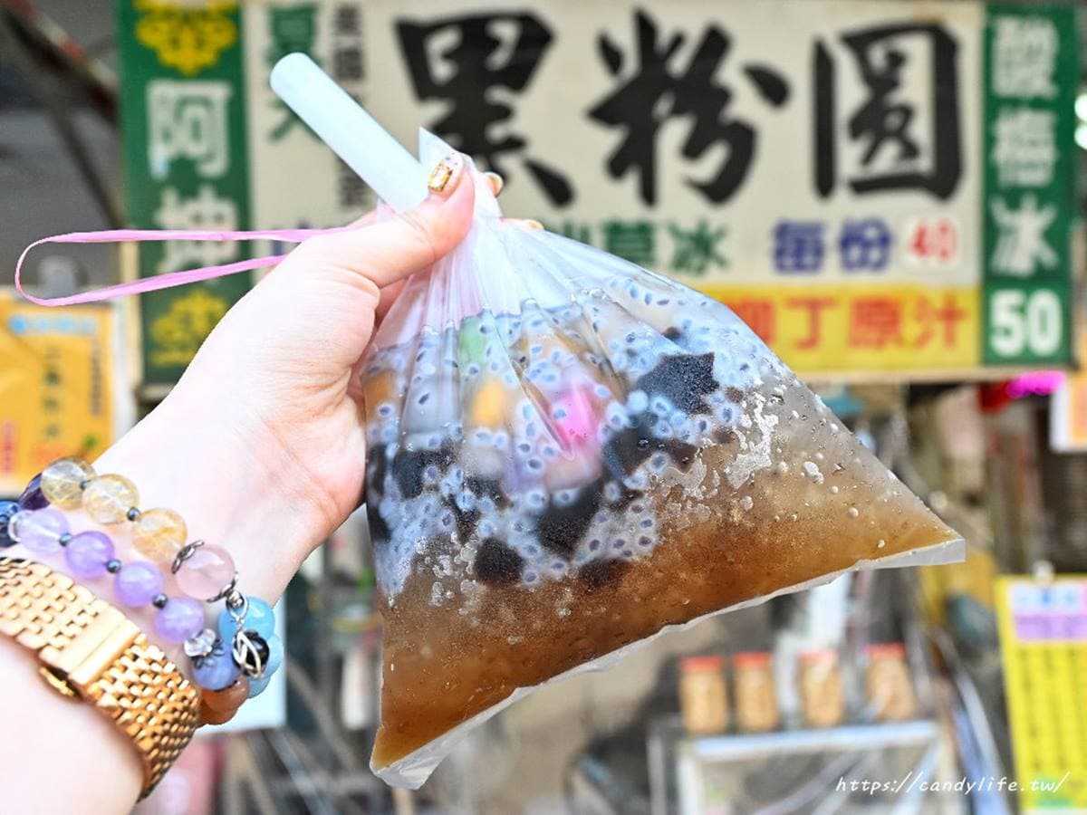 喝1袋就飽!「台中最大顆粉圓」巨大袋裝超豪邁,內行用特製粗吸管吸 喝1袋就飽!「台中最大顆粉圓」巨大袋裝超豪邁,內行用特製粗吸管吸