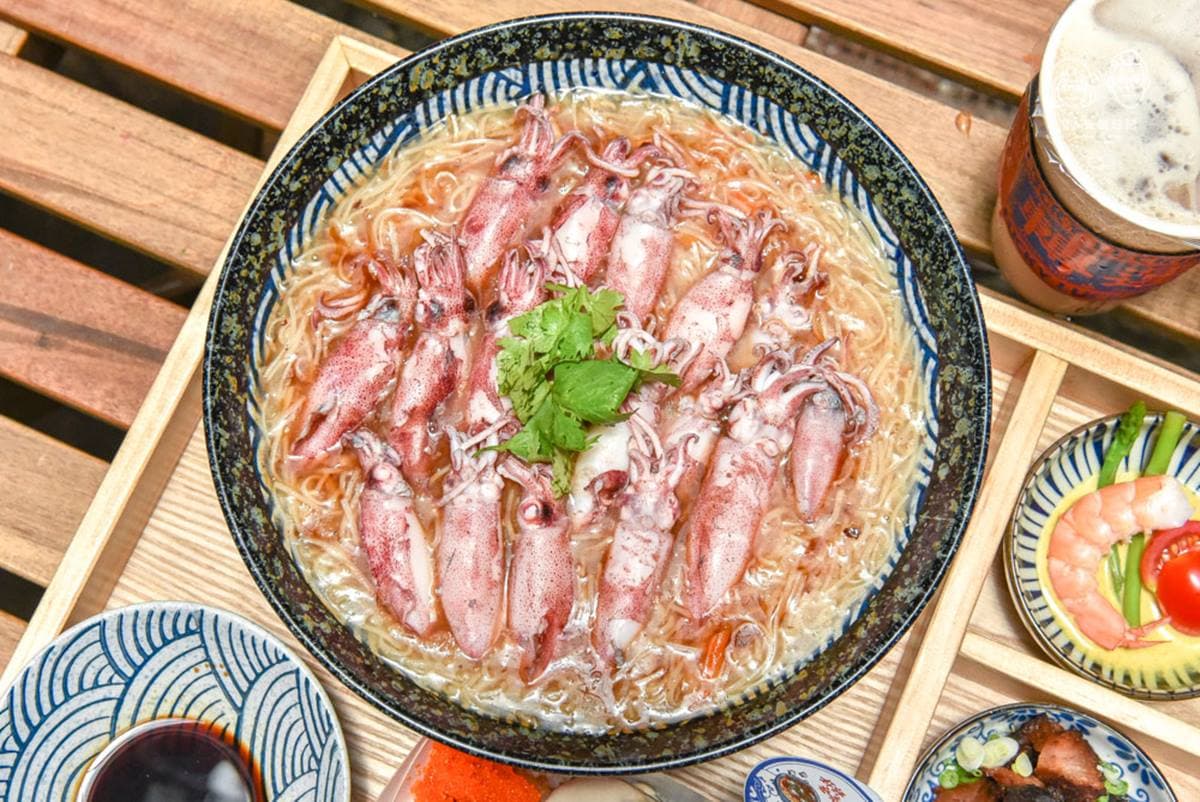 想吃要預訂!隱藏版「九宮格套餐」藏身東門市場,浮誇麵線鋪滿17隻小卷 想吃要預訂!隱藏版「九宮格套餐」藏身東門市場,浮誇麵線鋪滿17隻小卷