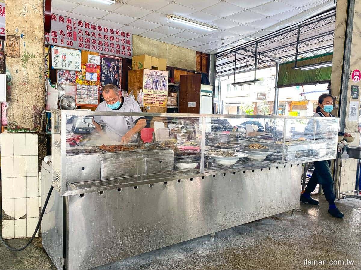 內用只要15元!在地私藏「肉燥飯」藏身鐵皮屋,台南人撒胡椒吃才對味 內用只要15元!在地私藏「肉燥飯」藏身鐵皮屋,台南人撒胡椒吃才對味
