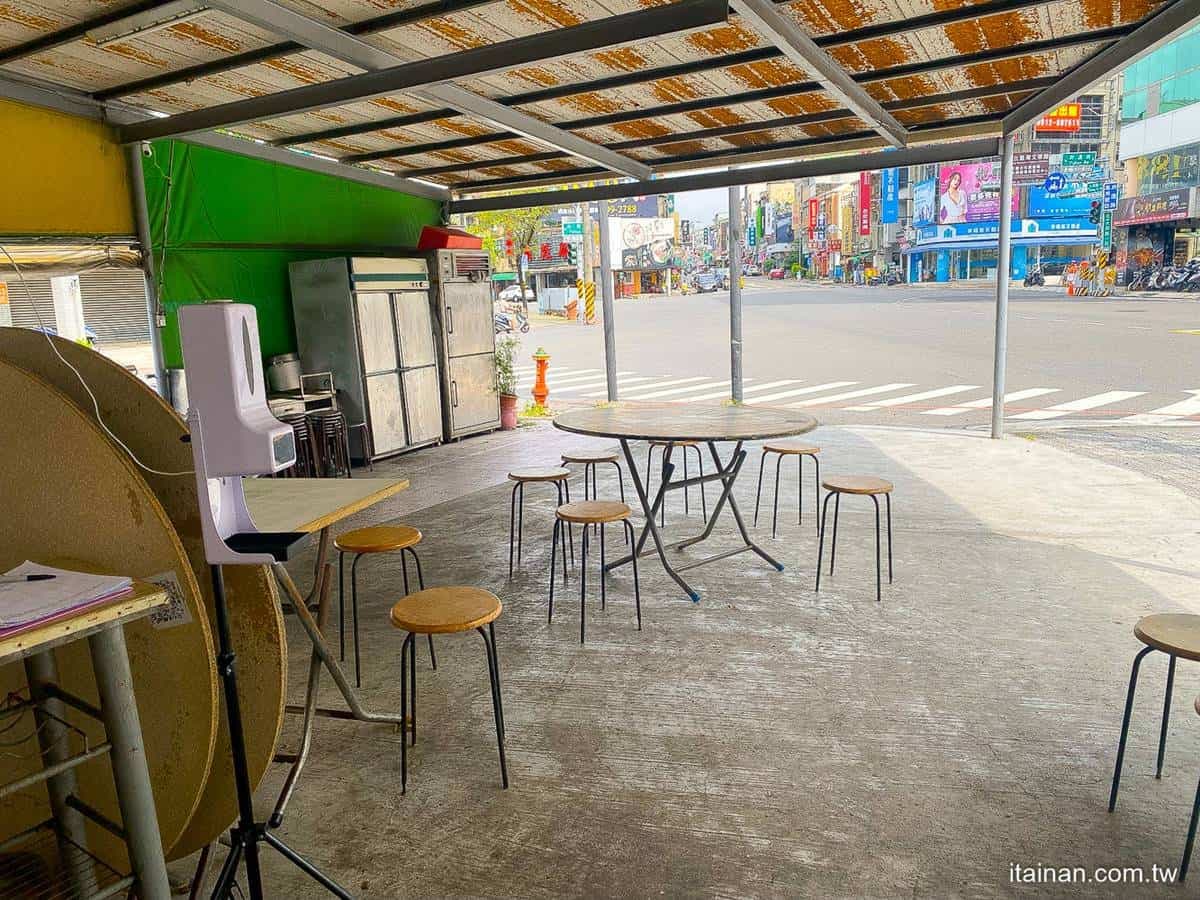 內用只要15元!在地私藏「肉燥飯」藏身鐵皮屋,台南人撒胡椒吃才對味 內用只要15元!在地私藏「肉燥飯」藏身鐵皮屋,台南人撒胡椒吃才對味