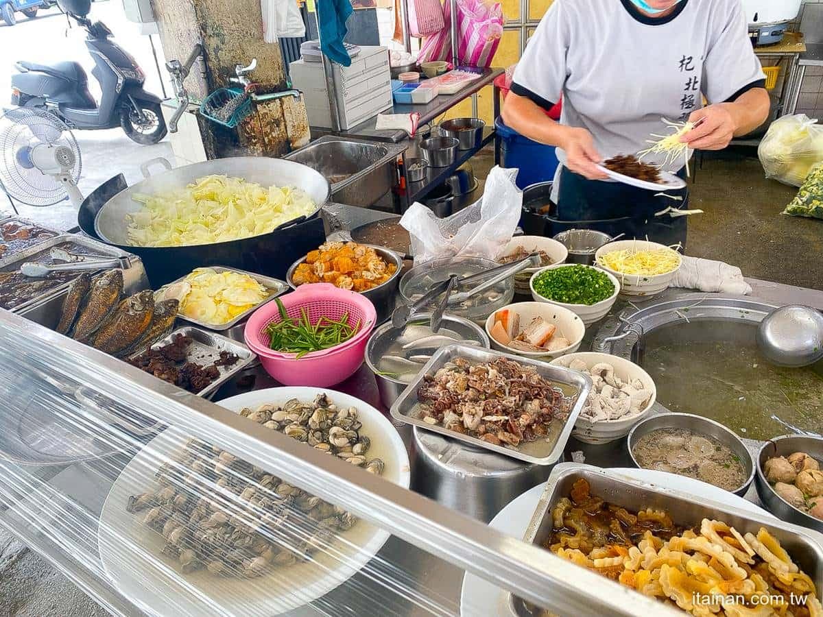 內用只要15元!在地私藏「肉燥飯」藏身鐵皮屋,台南人撒胡椒吃才對味 內用只要15元!在地私藏「肉燥飯」藏身鐵皮屋,台南人撒胡椒吃才對味