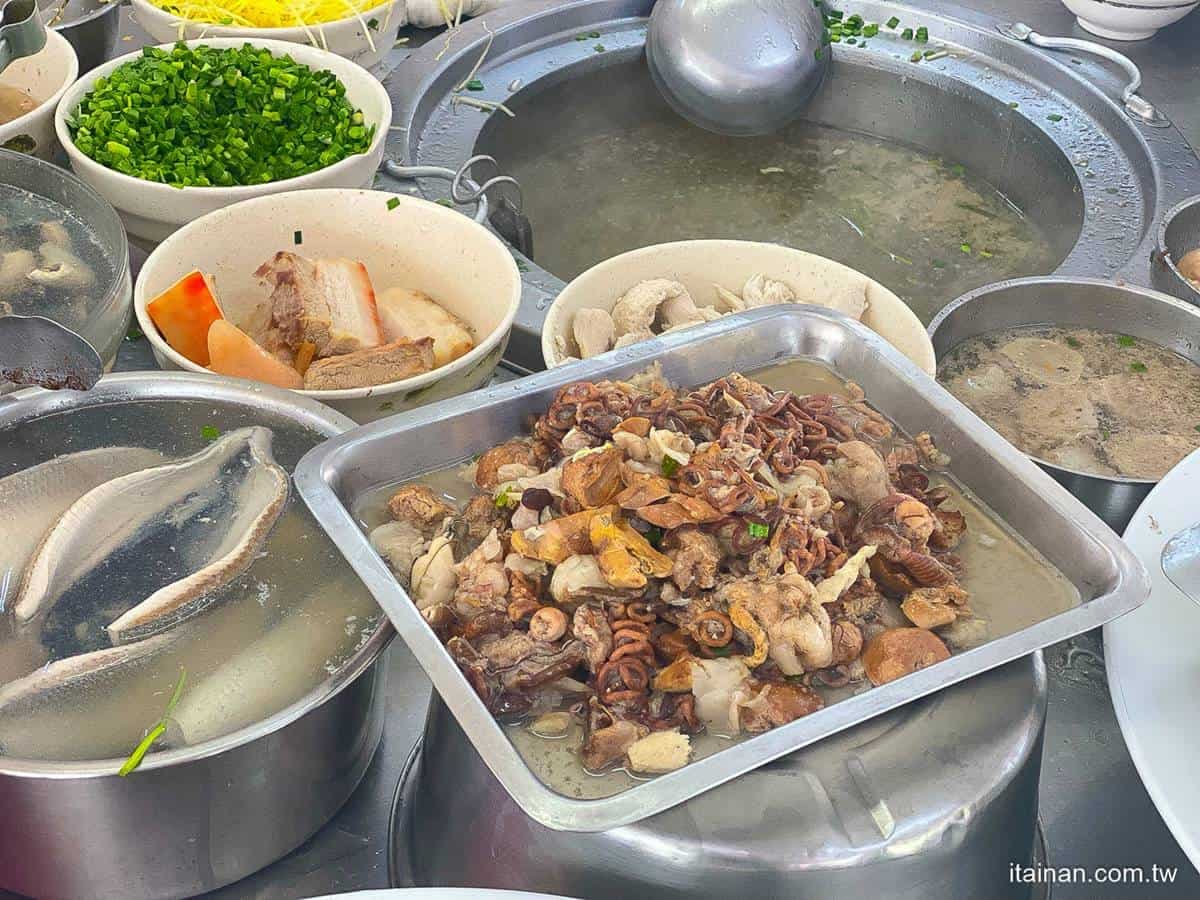 內用只要15元!在地私藏「肉燥飯」藏身鐵皮屋,台南人撒胡椒吃才對味 內用只要15元!在地私藏「肉燥飯」藏身鐵皮屋,台南人撒胡椒吃才對味